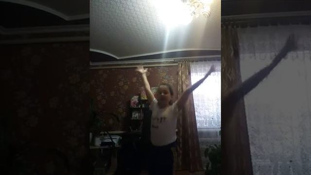 Девочка танцует хип-хоп