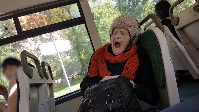 Забавная бабушка в автобусе (часть 1) смотреть онлайн