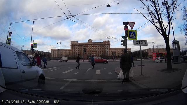 Прикол. Бомж соблюдает ПДД )) смотреть онлайн