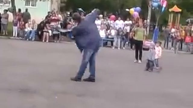 Мужик отжигает