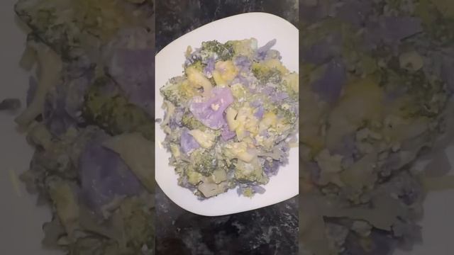 Գունավոր ծաղկակաղամբով և բռոկոլիով ձվածեղ Омлет из цв