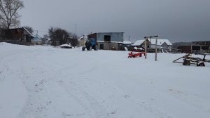 МТЗ-82 с самодельным погрузчиком  для рулонов сена