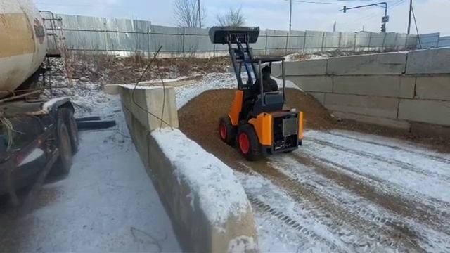 Мини погрузчик Ю-Трак,берем полный ковш сырого подмор?