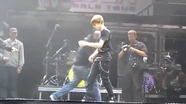 Джастин Бибер круто танцует Казахстан) смотреть онлайн