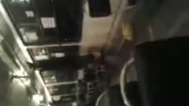 В трамвае вечером, ухахахаха ржач отжиг по полной ухаха вот это нереально круто))))Экстрим мужик))) смотреть онлайн