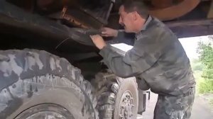Дядя Вова чинит автокран!!не ругайся матом мы снимаем!)