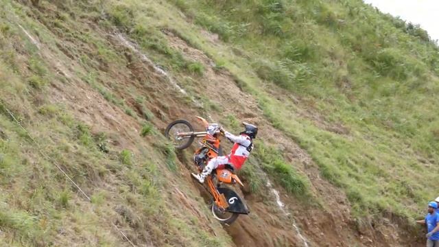 Сумасшедшая Гора, а их мотоциклы едут!