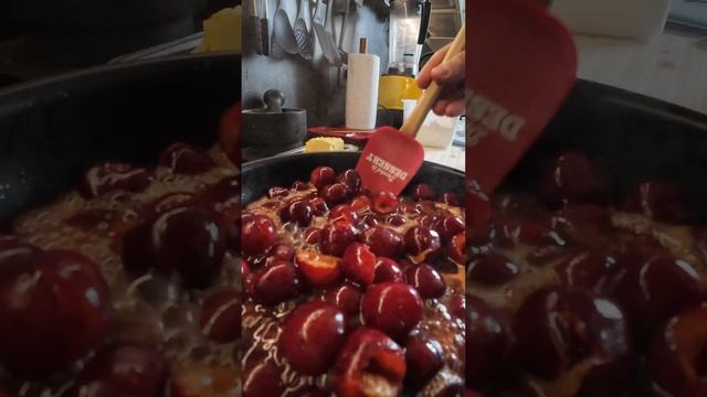 Делимся рецептом сочного пирога с черешней от наших д?