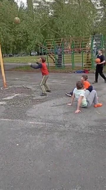на колени#basketball #мем #мемы #прикол #shorts смотреть онлайн