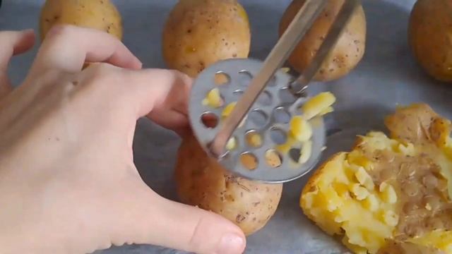 РАЗДАВЛЕННАЯ КАРТОШКА с СЫРОМ в ДУХОВКЕ смотреть онлайн