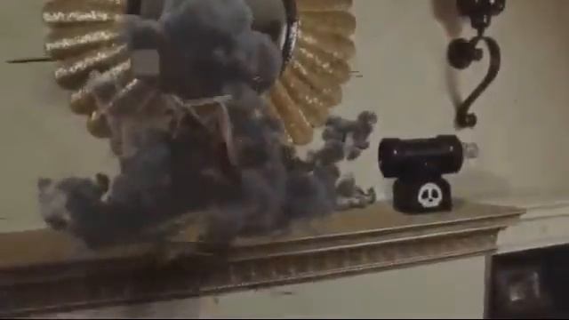 Приколы! Дьявольский козел ест собаку!