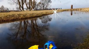 Монстр-трак внедорожник игрушка едут по лужам и грязи.