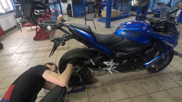 Замена ступичных подшипников на мотоцикле #suzuki GSX-S 1000 смотреть онлайн