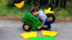 Дети открыли и собрали трактор John Deere | Toys 2 Boys