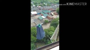 Кидаем открытые шарики с водой с балкона