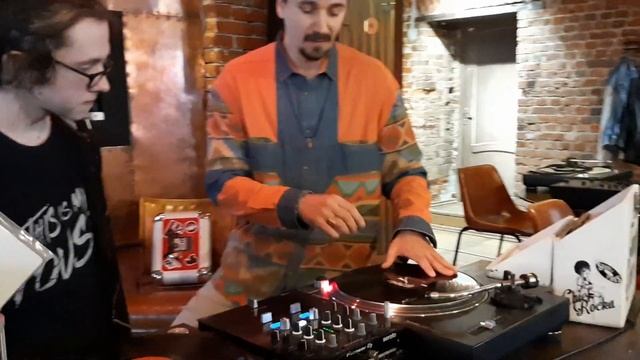 Пробую ВИНИЛОВЫЙ ДИДЖЕИНГ