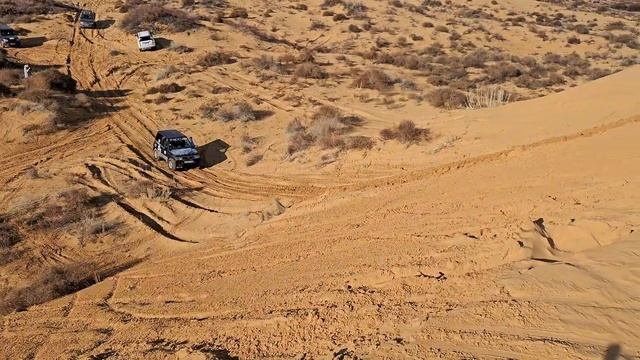 30 машин в Астраханской пустыне. мазда пикап паджеро р