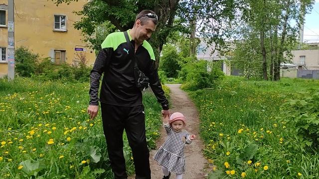 С дочкой за ручку! Что может быть лучше?!!! смотреть онлайн