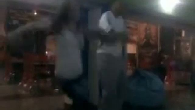 прикольно "танцуют"))) смотреть онлайн