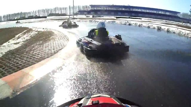 Прогревочный круг перед заездом в турнире Атрон