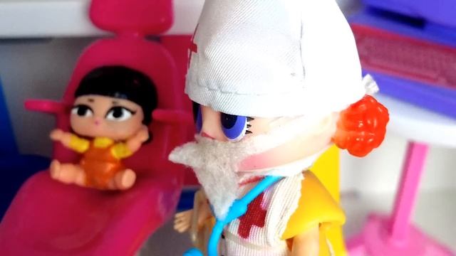 ЗУБНАЯ ФЕЯ ПОДАРИЛА КУКОЛЬНЫЙ ДОМИК ДЛЯ КУКОЛ ЛОЛ СЮРПРИЗ! Смешные куклы мультики ДАРИНЕЛКА смотреть онлайн