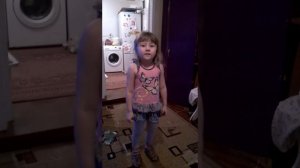 Девочка поет прикольно