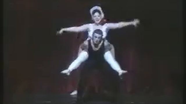 08 Bim-Bom/Бим-Бом/1995 Comic dance Classical ballet with very thick ballerina. .wmv смотреть онлайн