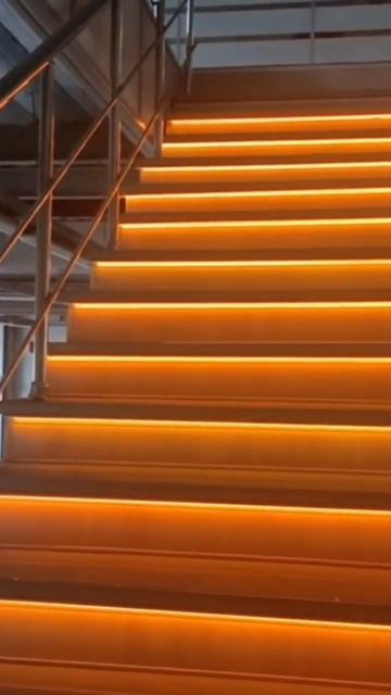 Установка умной подсветки на лестницу. #умныйдом #подс смотреть онлайн