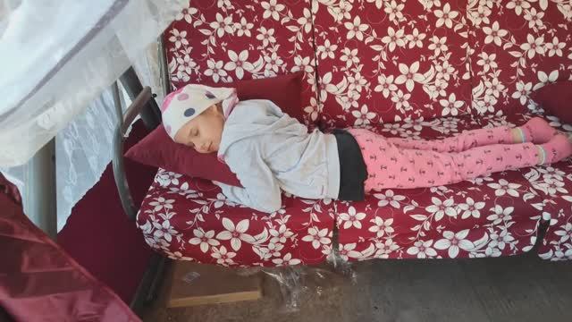 Сельская жизнь городских тружеников)) Внучка обожает работать на даче! смотреть онлайн