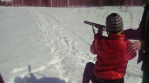 Учится стрелять из ружья!