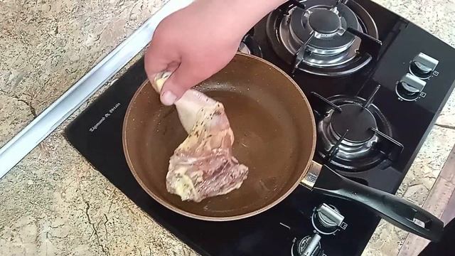 ЖАРЕНАЯ КУРИЦА С ЛУКОМ И СЛИВОЧНЫМ МАСЛОМ НА СКОВОРОД? смотреть онлайн