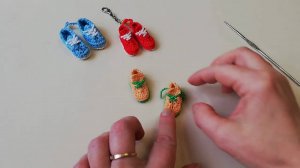 Как связать крючком брелок-кеды или обувь для куклы. МК.