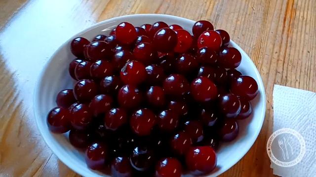 КАК удалить косточки из вишни БЕЗ СПЕЦИАЛЬНЫХ ПРИСПОС смотреть онлайн