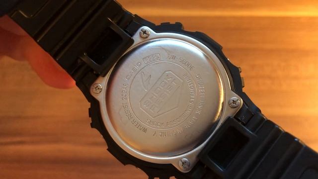 Casio G-SHOCK DW-5600E - часы героя Киану Ривза из фильма 