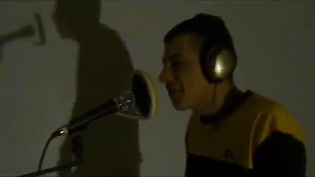 Читает реп в зоне. Красава!