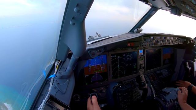 Посадка на Мальдивах на Боинге 737MAX | Вид из кабины пило