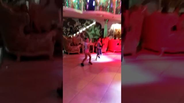 Ещё одно крутое видео с тетиного Дня Рождения. Только это уже хип хоп.