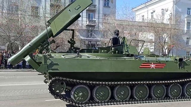 Техника подъезжает на площадь. смотреть онлайн