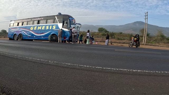 МАТ ..РАС .. ПРИКЛЮЧЕНИЙ ПАЛОМКИ АФРИКАНСКОГО АВТОБУСА 17 ЧАСОВ в ПУТИ НАЙРОБИ ВСТРЕЧАЙТЕ смотреть онлайн