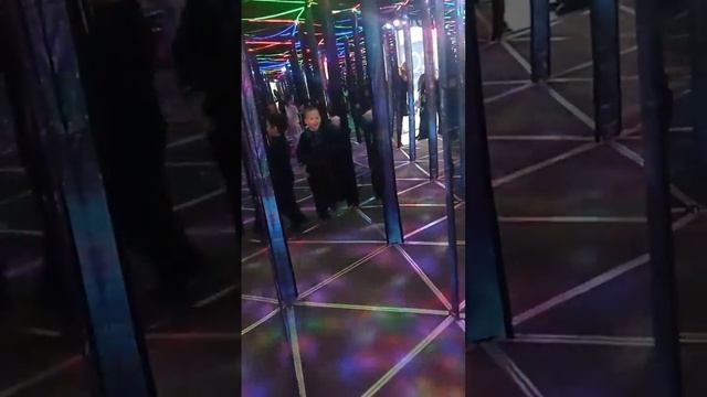 Зеркальный лабиринт в Марте, Костанай. Миша с другом. смотреть онлайн