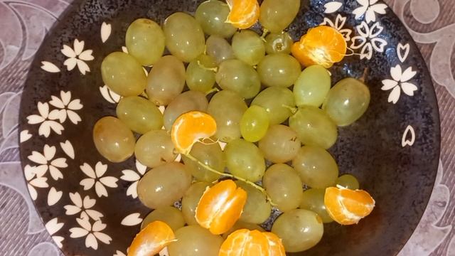 Итинг: мандарины🍊, виноград 🍇 / Релакс / Eating / Relaxing 😌 смотреть онлайн