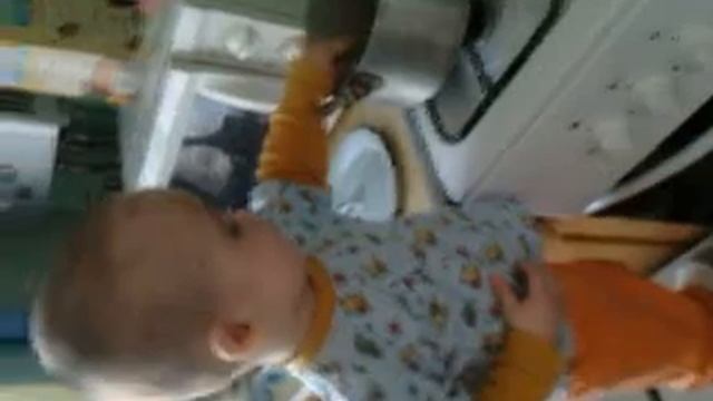 Прикол!!! Ребенок 1,5 года готовит себе еду)))))))))) смотреть онлайн