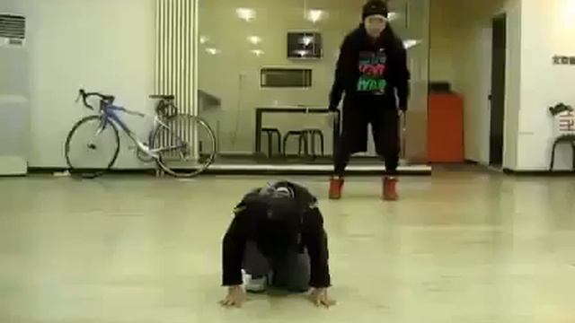 Малыш танцует Hip Hop