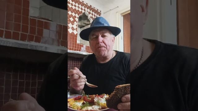 На перекус, жареная картошка с беконом и яйцами. Прият? смотреть онлайн