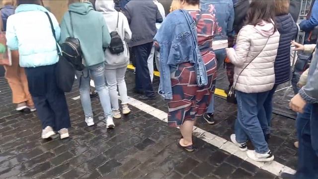Сергею Лукьяненко пришлось «убегать» от фанатов под дождем смотреть онлайн