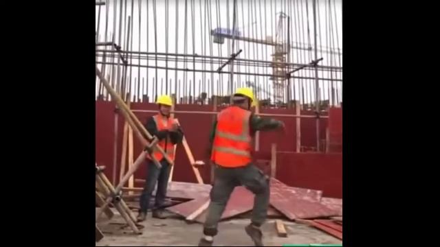 Этому строителю место на сцене, а не на стройке