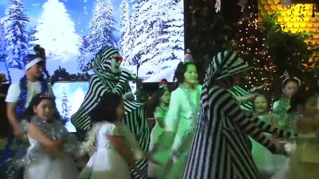 Новогодний ФЛЕШ МОБ от Полосатиков. Бишкек. Free art Dance Show смотреть онлайн