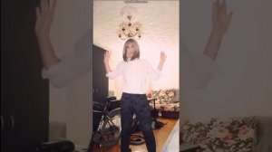 Блогер - СЕРЖ ЕР танцует под ПРИКОЛЬНУЮ песню - КРАСНЫЕ