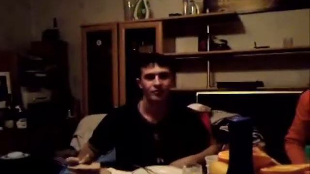 Прикольно танцует.mp4 смотреть онлайн