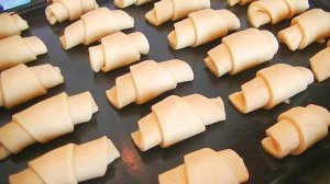 Нежные сметанные РОГАЛИКИ с варёной сгущёнкой. Готовятся легко! Съедаются очень быстро!